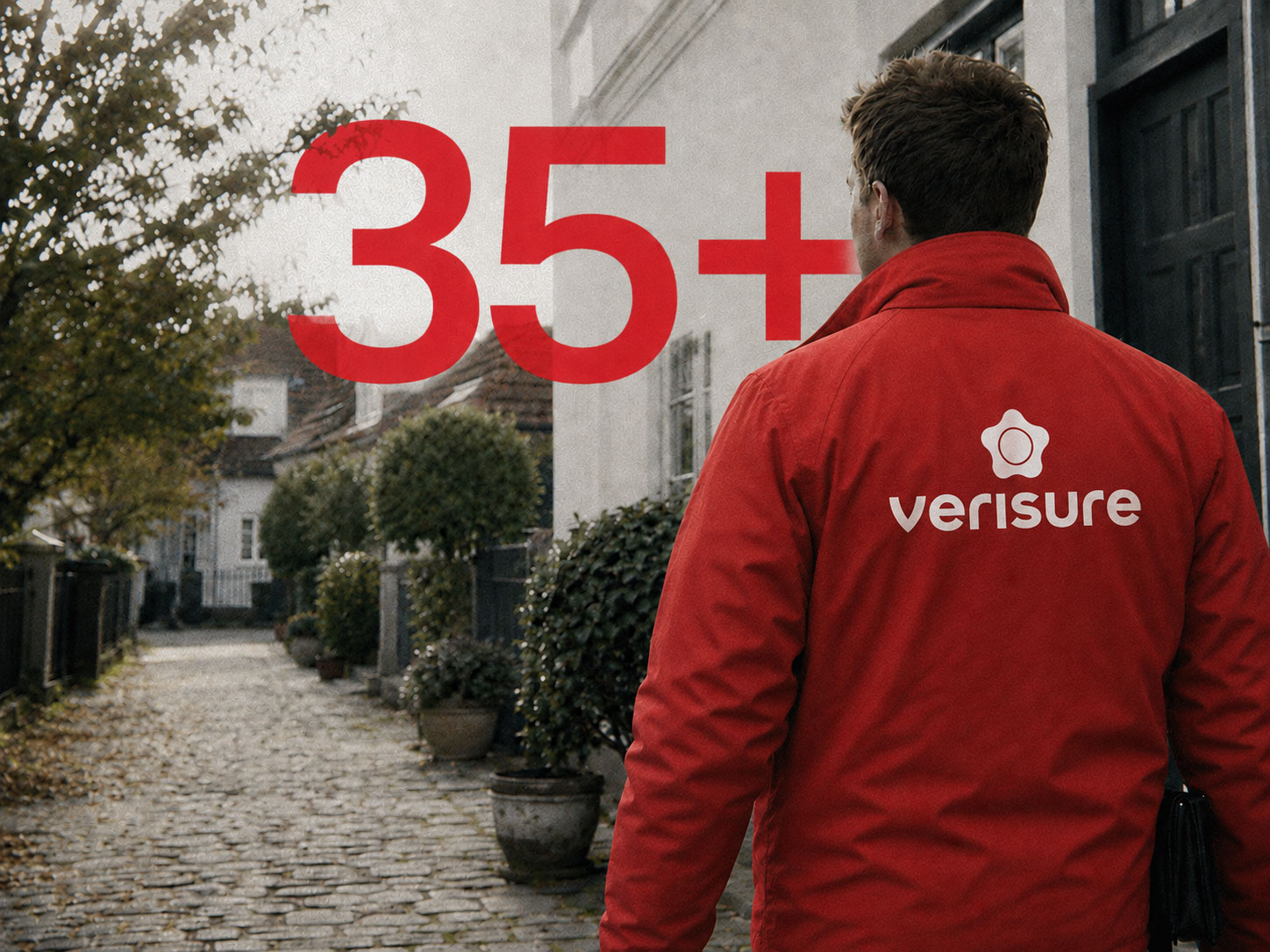 GuardVision® Außenkamera erfasst eine Person auf dem Grundstück