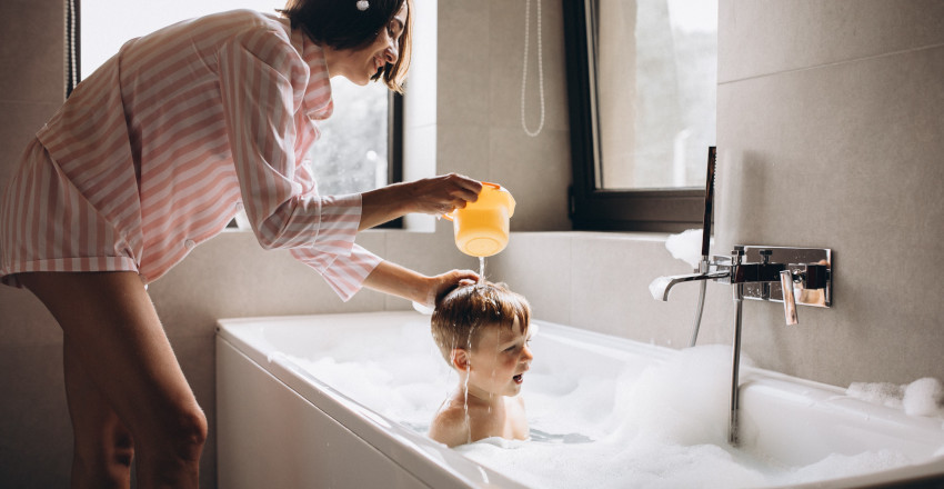 Kind bei der Brandschutzerziehung lernt Notruf