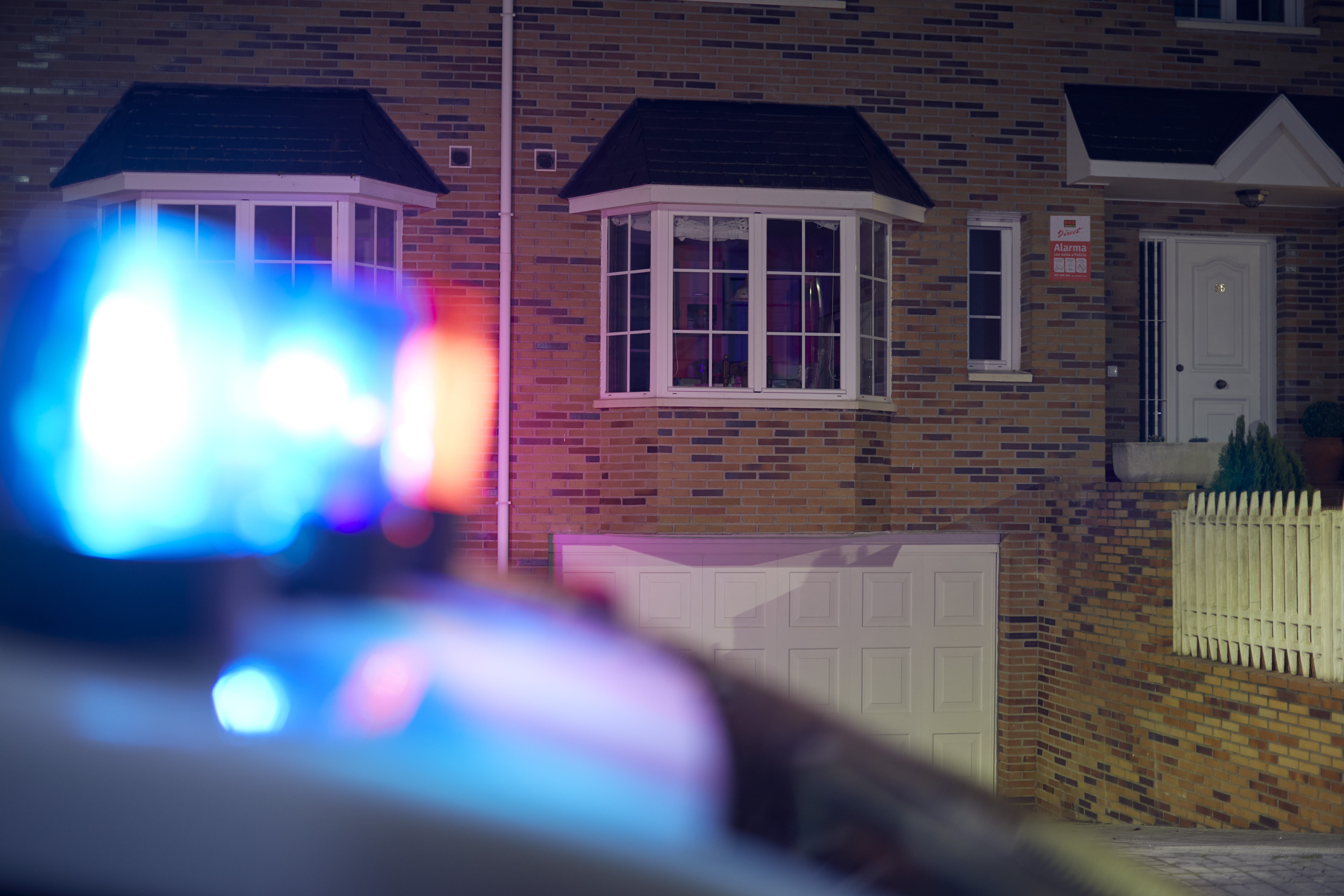 Polizei vor einem Haus