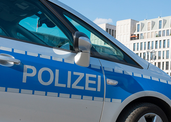 Sicherheitsmitarbeiter im Einsatz vor einem Objekt
