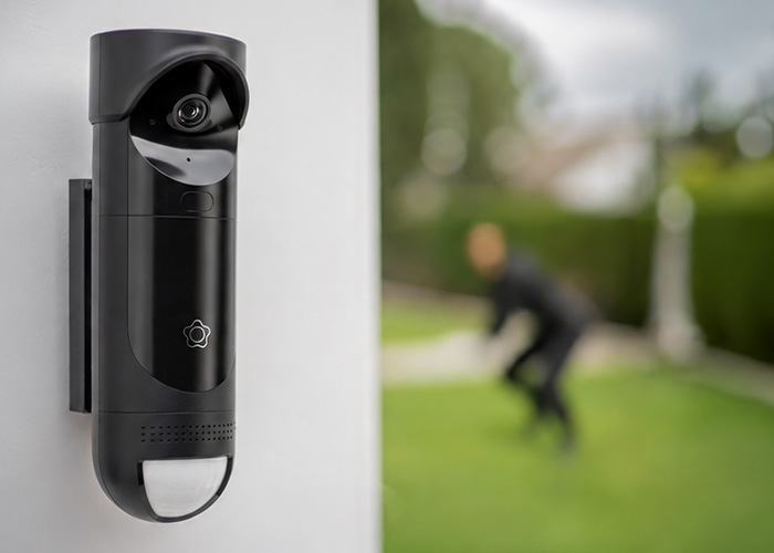 GuardVision® Außenkamera erfasst eine Person auf dem Grundstück