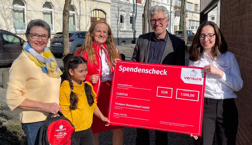 Ein Check wird überreicht. 