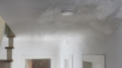 Rauchmelder im Flur eines Hauses